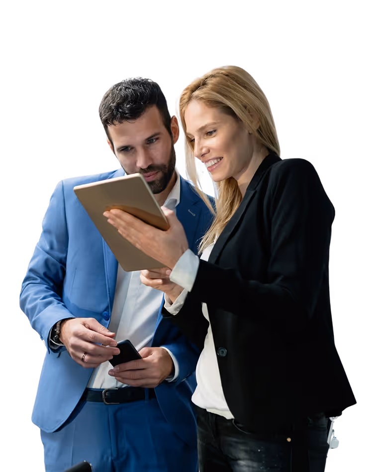 Deux professionnels, un homme en costume bleu et une femme en blazer noir, discutent de quelque chose sur une tablette.