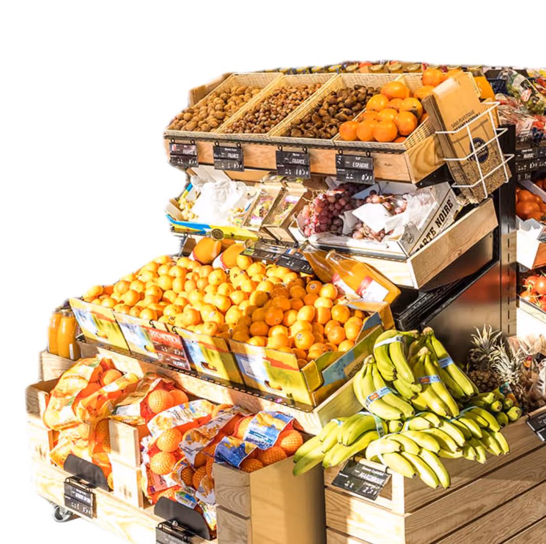 Un rayon de fruits et légumes dans une franchise Casino