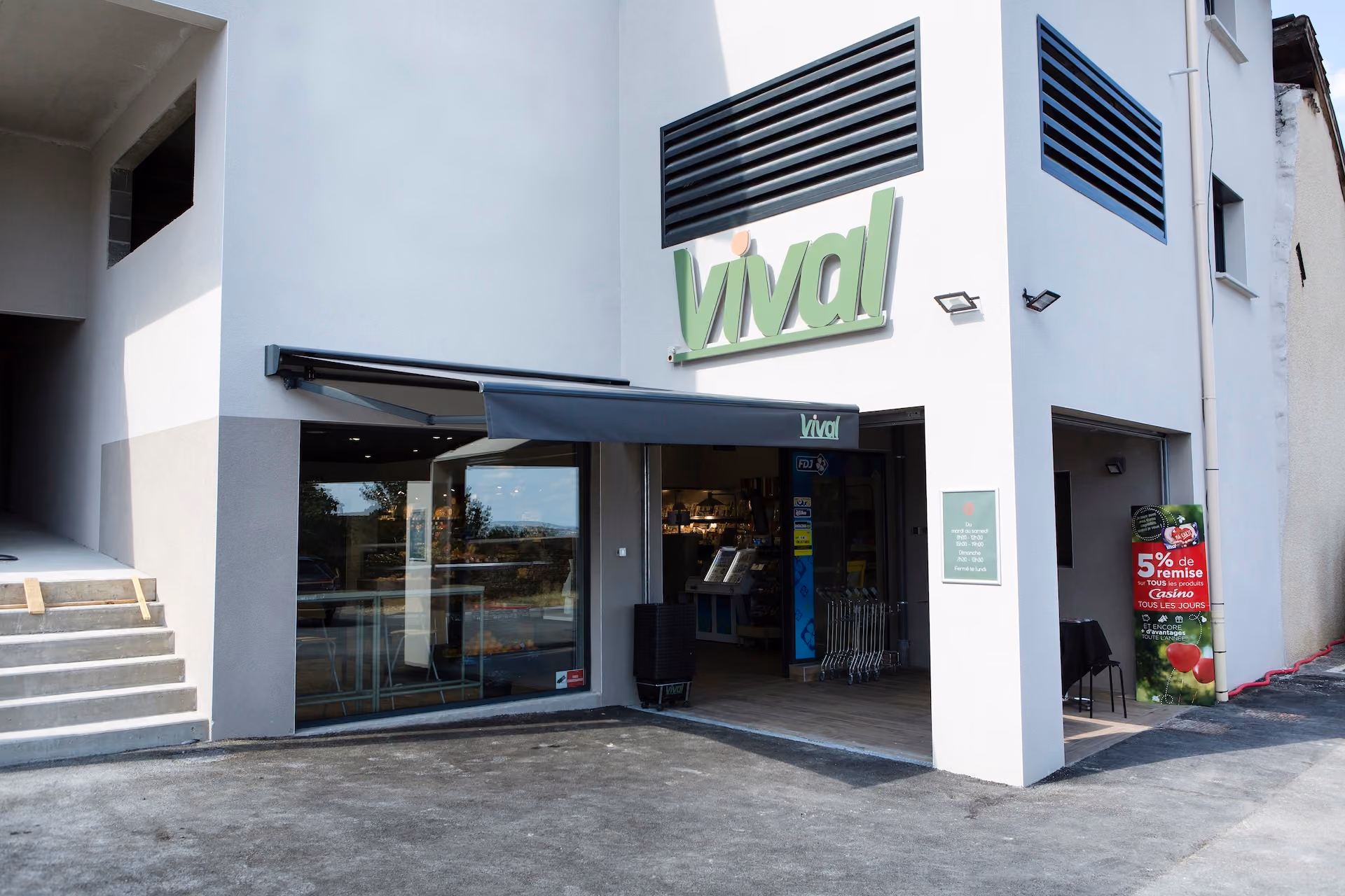 Photo de façade d'un magasin vival nouveau concept
