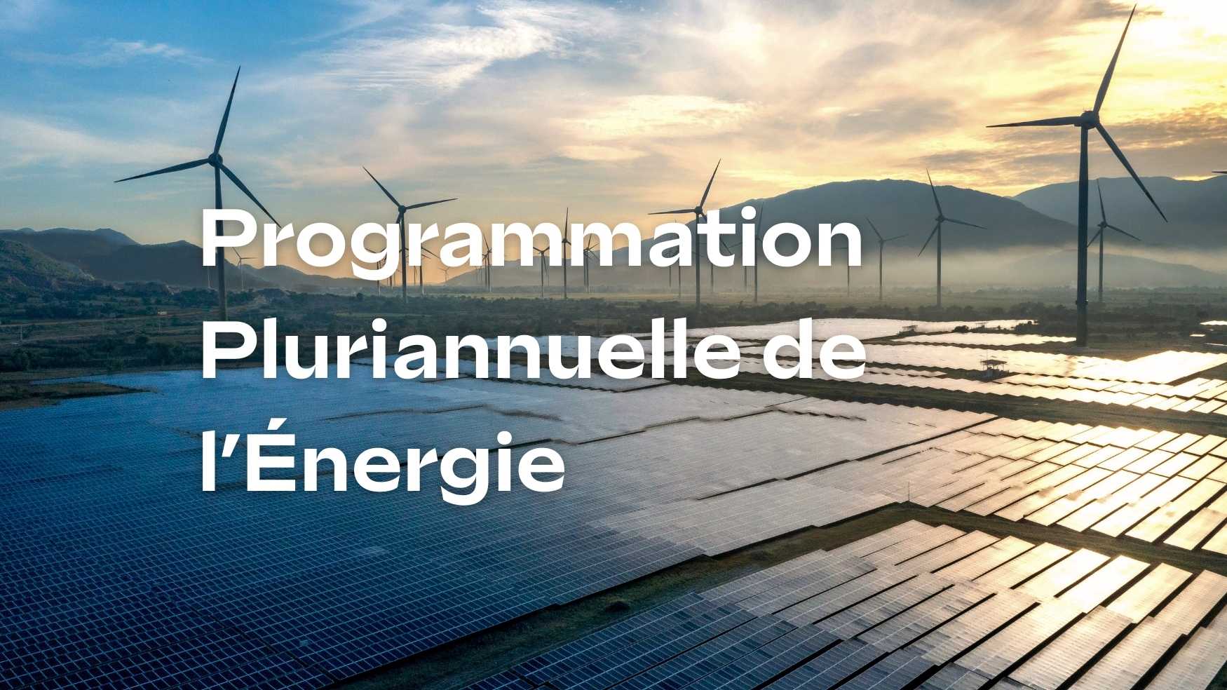 Champs de panneau solaire et éoliennes. Texte : Programmation Pluriannuelle de l'Énergie