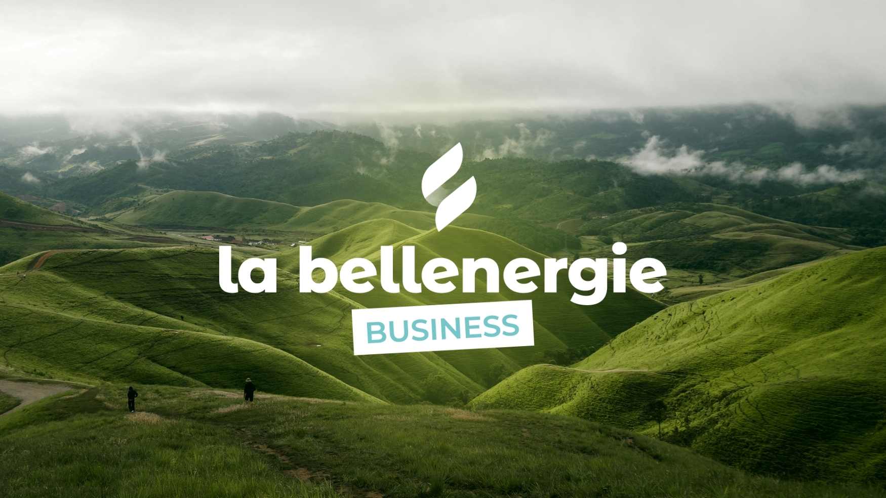 Logo blanc la bellenergie Business sur fond vallonné