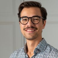 Portrait-Aufnahme von Gastgeber Maurice vor einer weißen Tür in einem Altbau