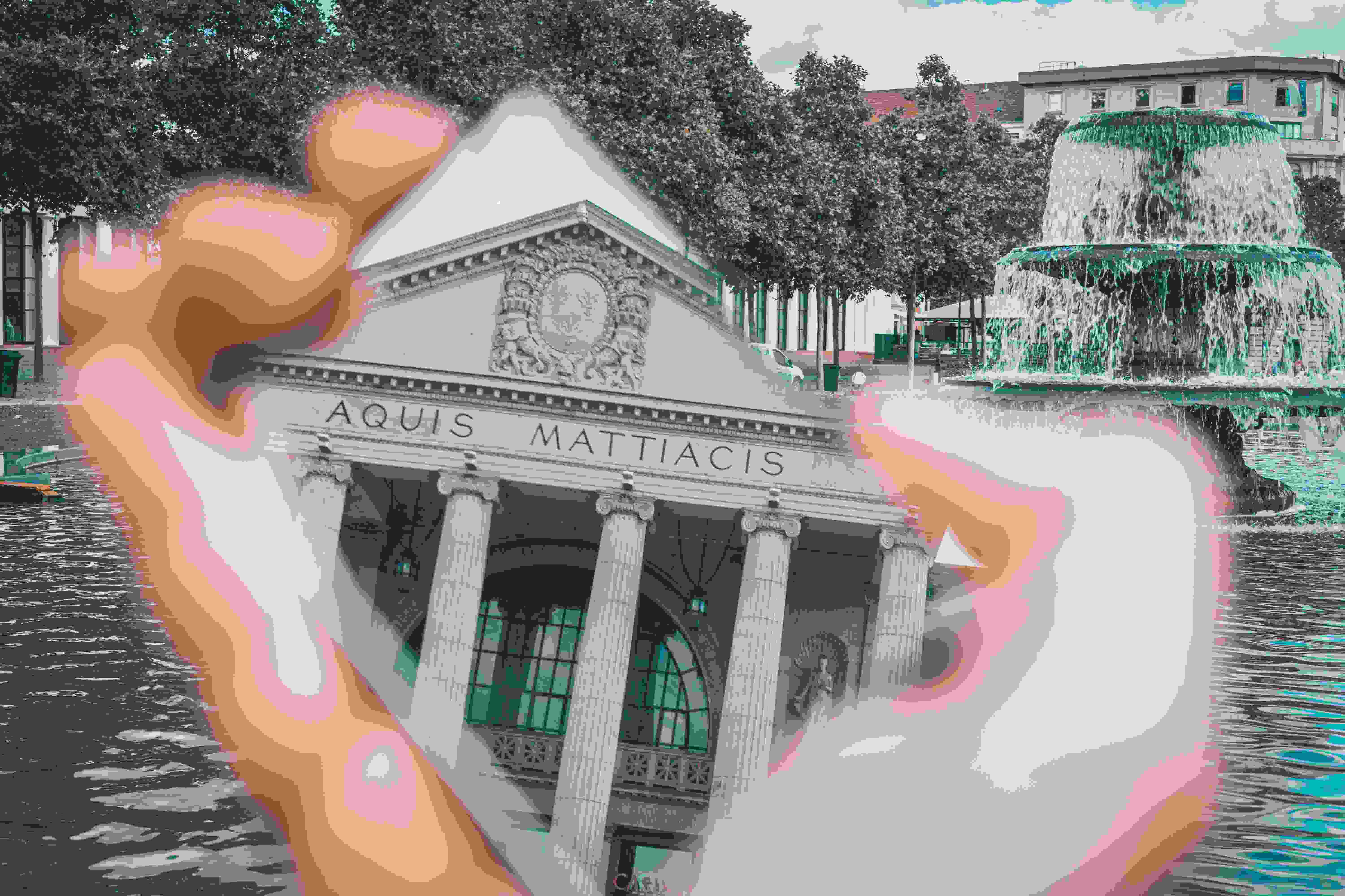 Das Wiesbadener Kurhaus, fotografiert durch einen kleinen Handspiegel
