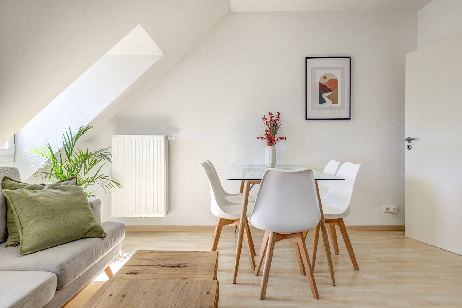 Essbereich und Couch im Wohnzimmer