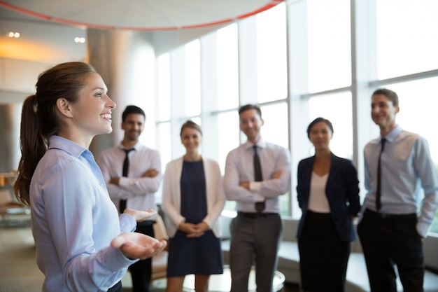 Foto gratuita mujer gerente ejecutivo y equipo