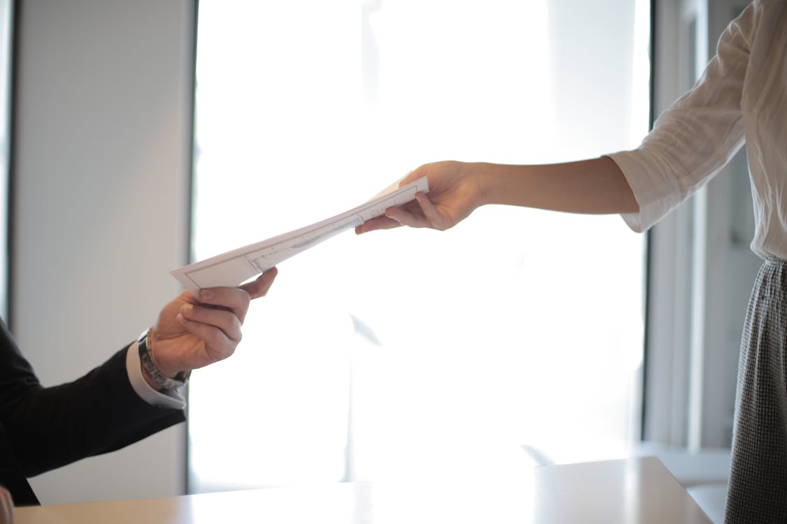 Gratis Solicitante De Empleo Aprobando Sus Documentos Foto de stock