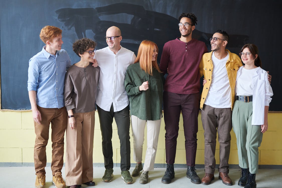 Gratis Grupo De Personas De Pie Junto A La Pizarra Foto de stock