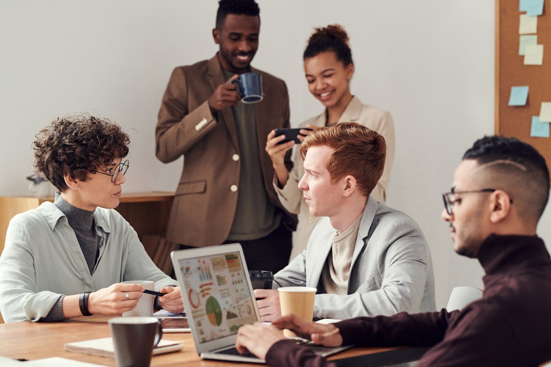 Gratis Foto De Personas Hablando Entre Sí Foto de stock
