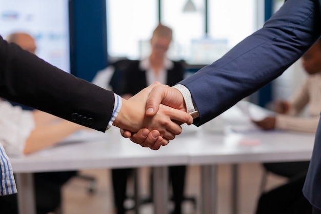 Foto gratuita empleador de la empresa de negocios satisfecho con traje apretón de manos nuevo empleado contratado en una entrevista de trabajo, gerente de recursos humanos de hombre contratar a un candidato exitoso estrechar la mano en la reunión de negocios, concepto de colocación