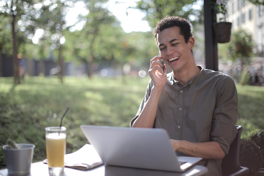 Gratis Empresario De Sexo Masculino Negro Alegre Hablando Por Teléfono Inteligente En La Cafetería De Verano Foto de stock