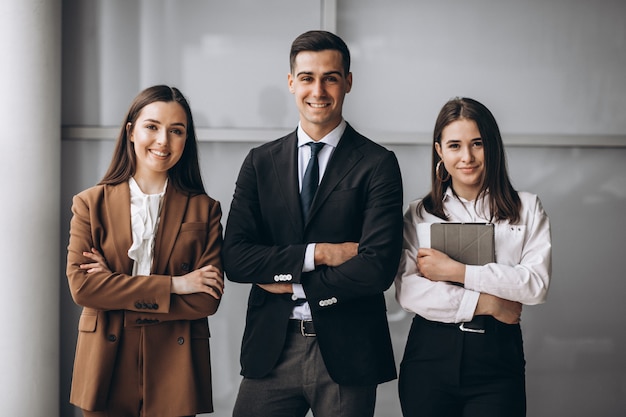 Foto gratuita gente de negocios trabajando en equipo en una oficina