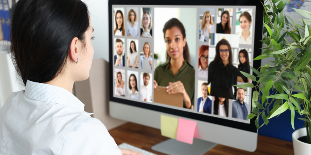 A girl looking at a screen where you can see that a virtual meeting is happening