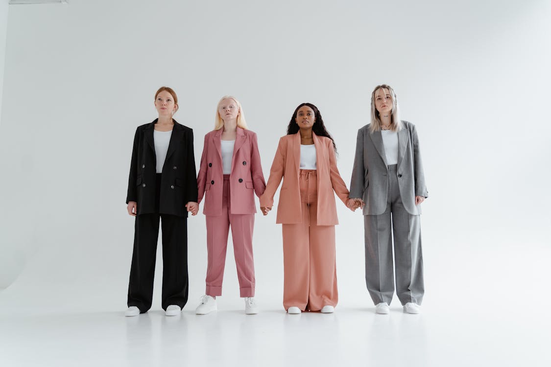 Gratis Fotos de stock gratuitas de blazers, cara seria, cogidos de la mano Foto de stock