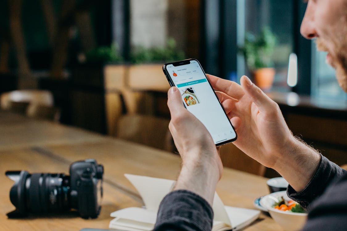 Gratis Hombre Usando Smartphone Foto de stock