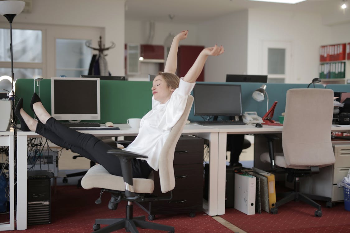 Gratis Trabajadora De Oficina Relajante Con Los Pies Sobre La Mesa Foto de stock