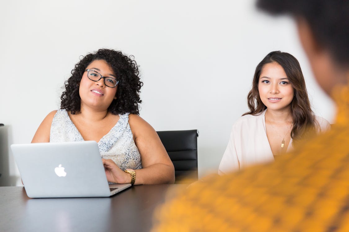 Gratis Mujer Con Ordenador Portátil Macbook Foto de stock