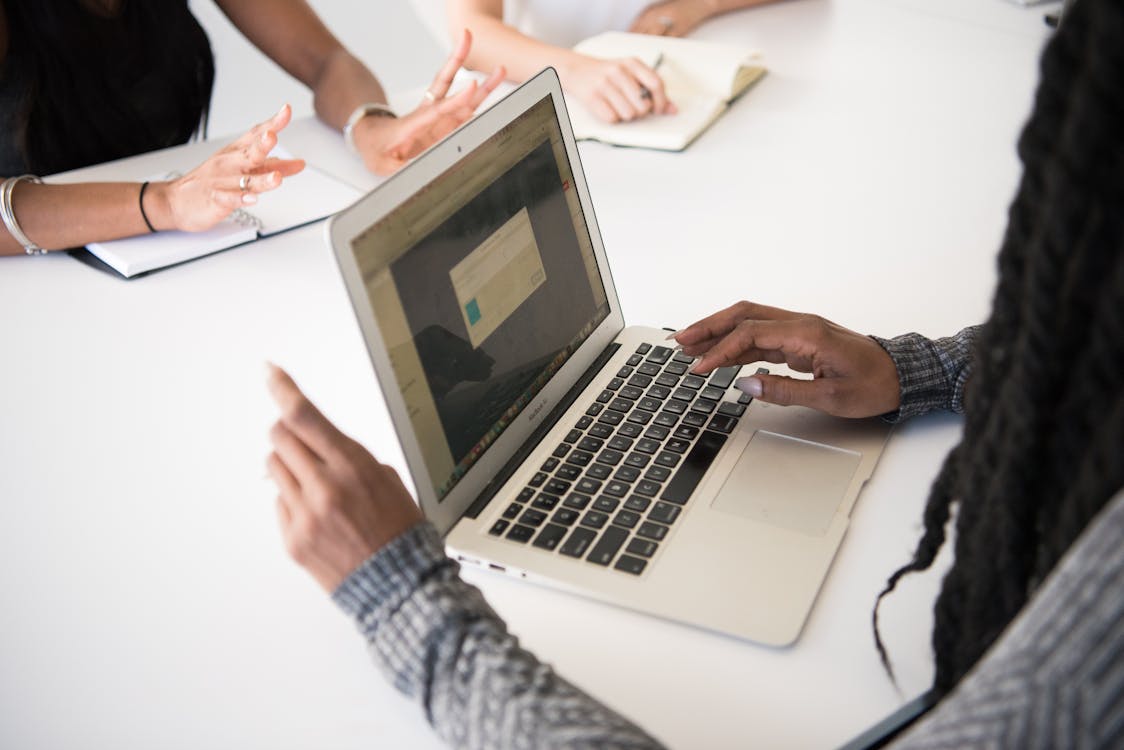 Gratis Persona Que Usa Macbook Air Foto de stock