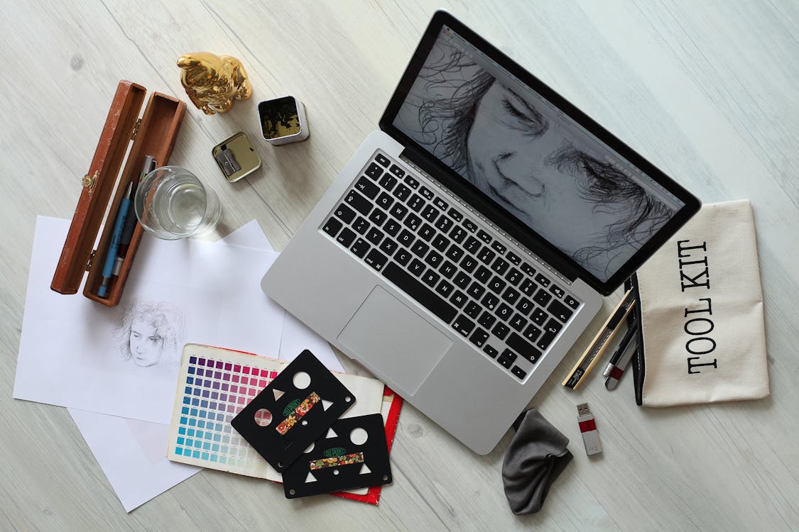 Gratis Ordenador Portátil Gris Encendido Foto de stock