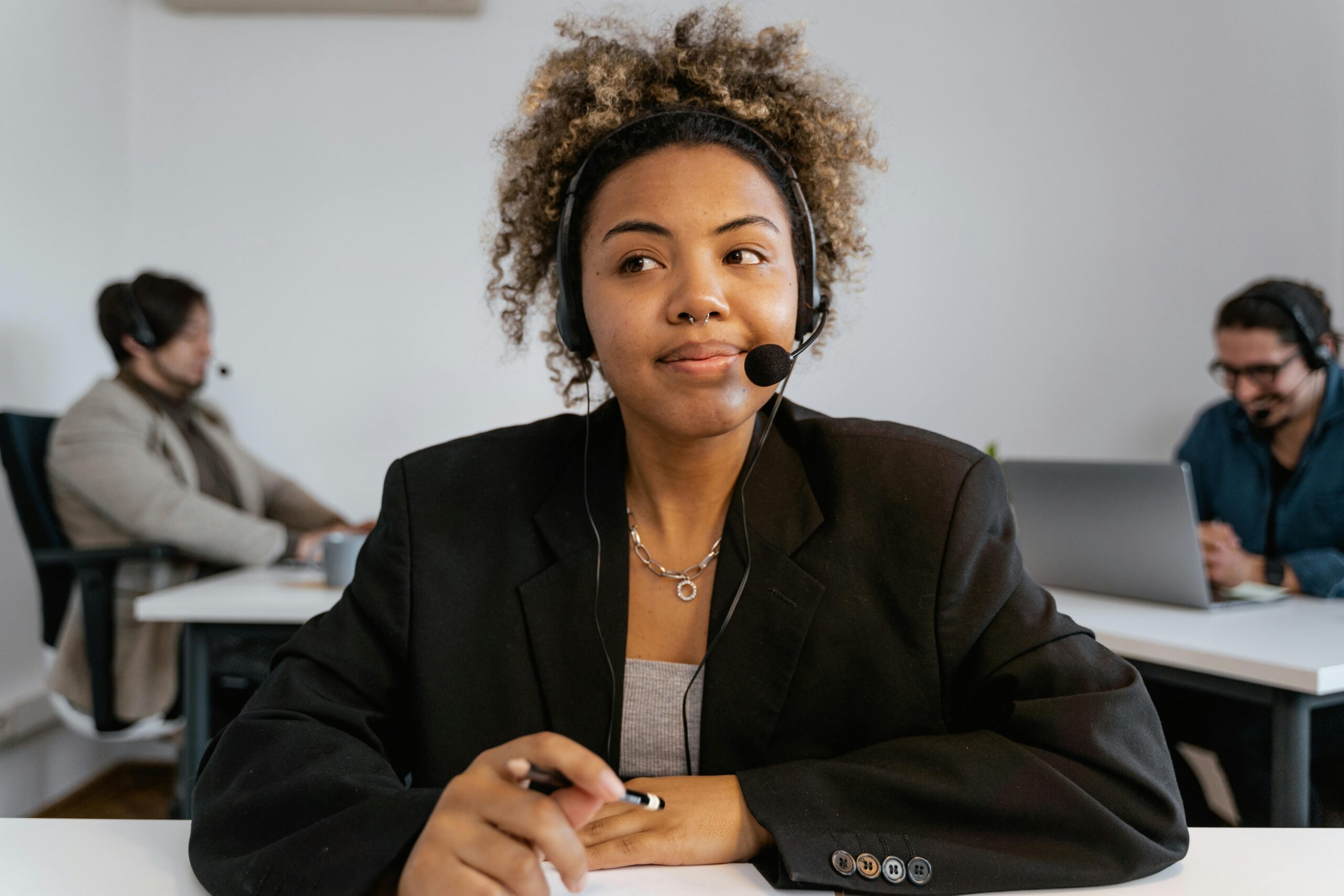 A professional reviewing remote closer benefits.