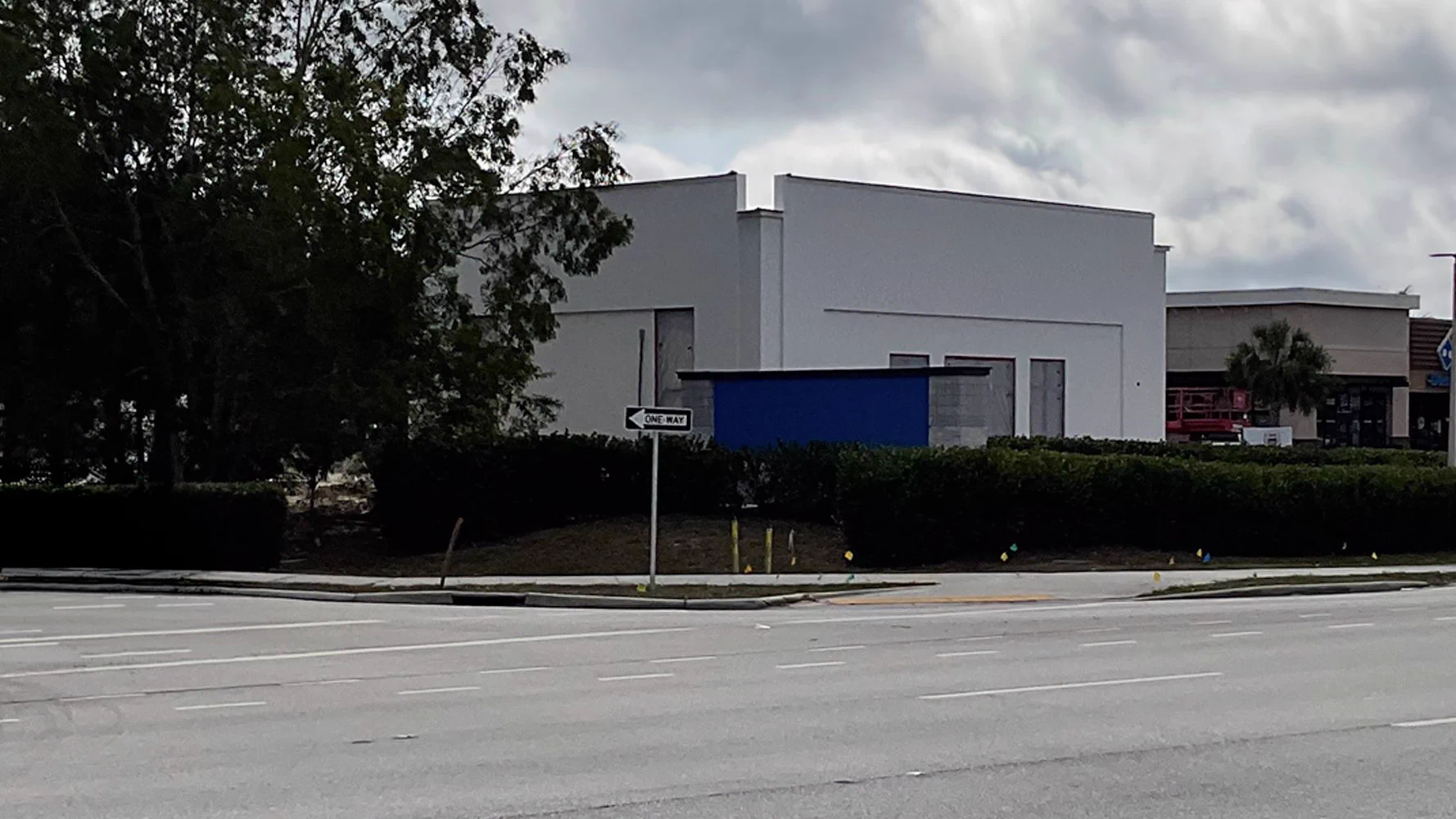 Side exterior of the Verizon store on Collier Boulevard in Naples, FL.