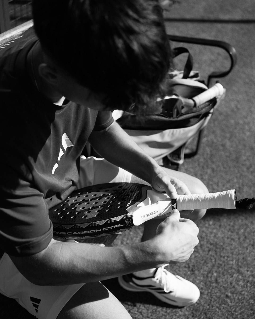 Foto persona con raqueta padel