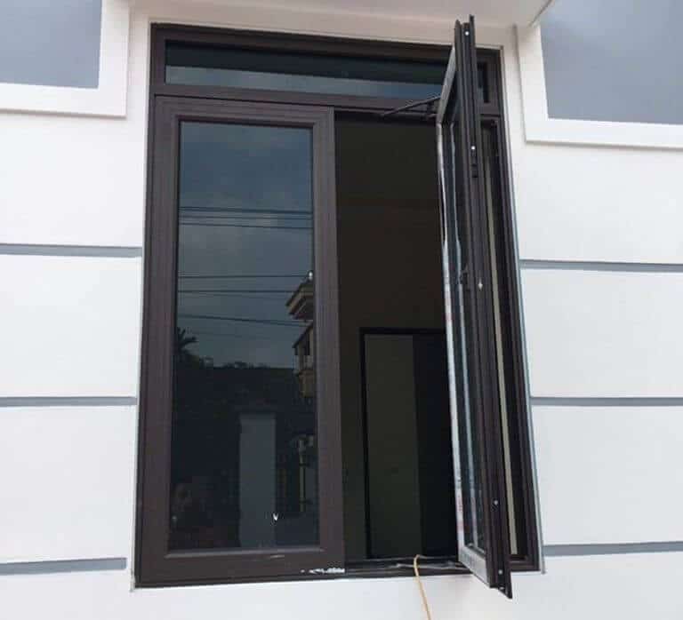 Mẫu cửa sổ nhôm mở quay kính màu xanh đen