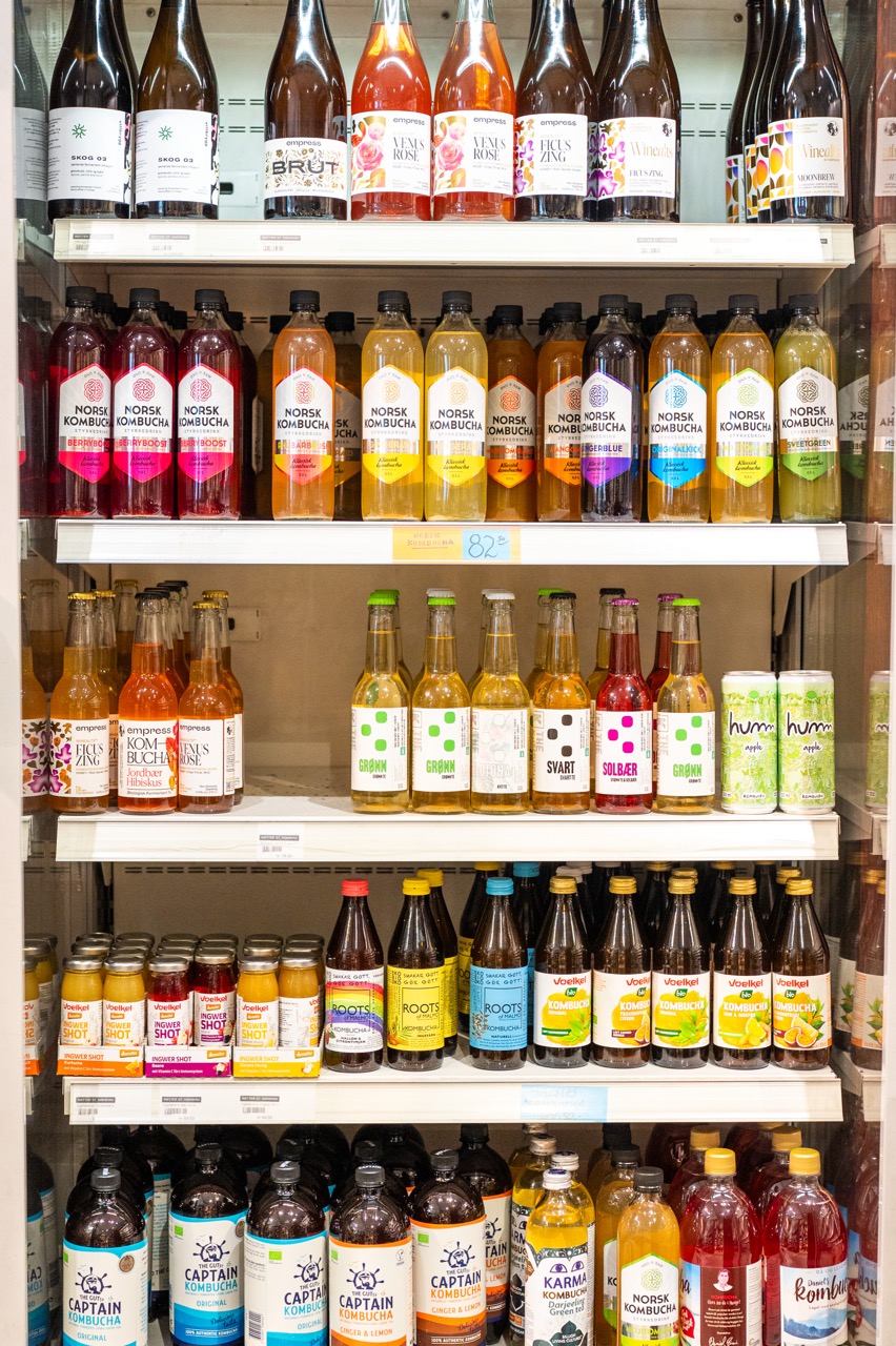 Utvalg av kombucha-flasker hos Røtter helsekost