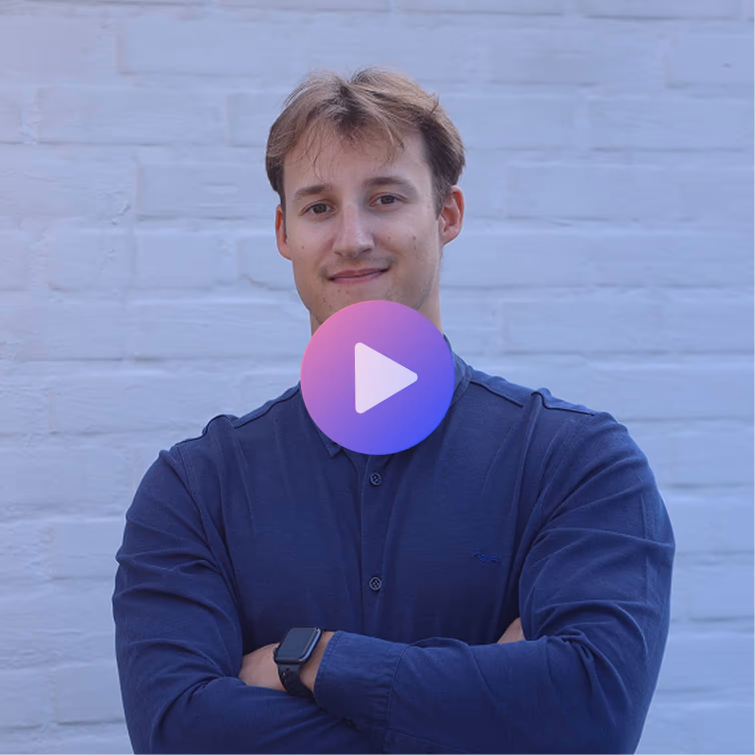 knop van youtube video om video te openen over de uitleg van klikkracht.be en de oprichter Maxim Housen
