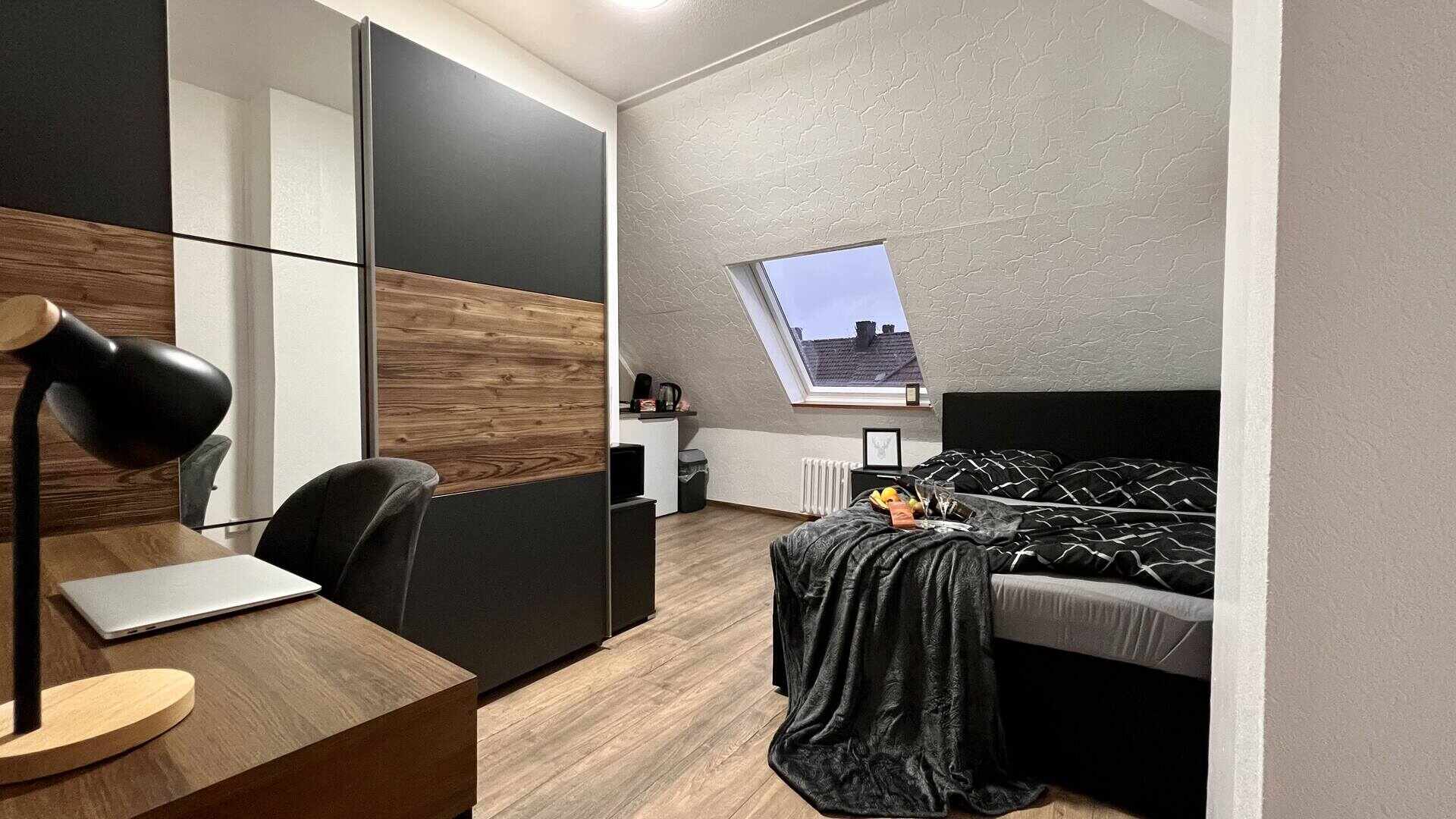 Modern eingerichtetes Studio-Apartment mit Dachschräge