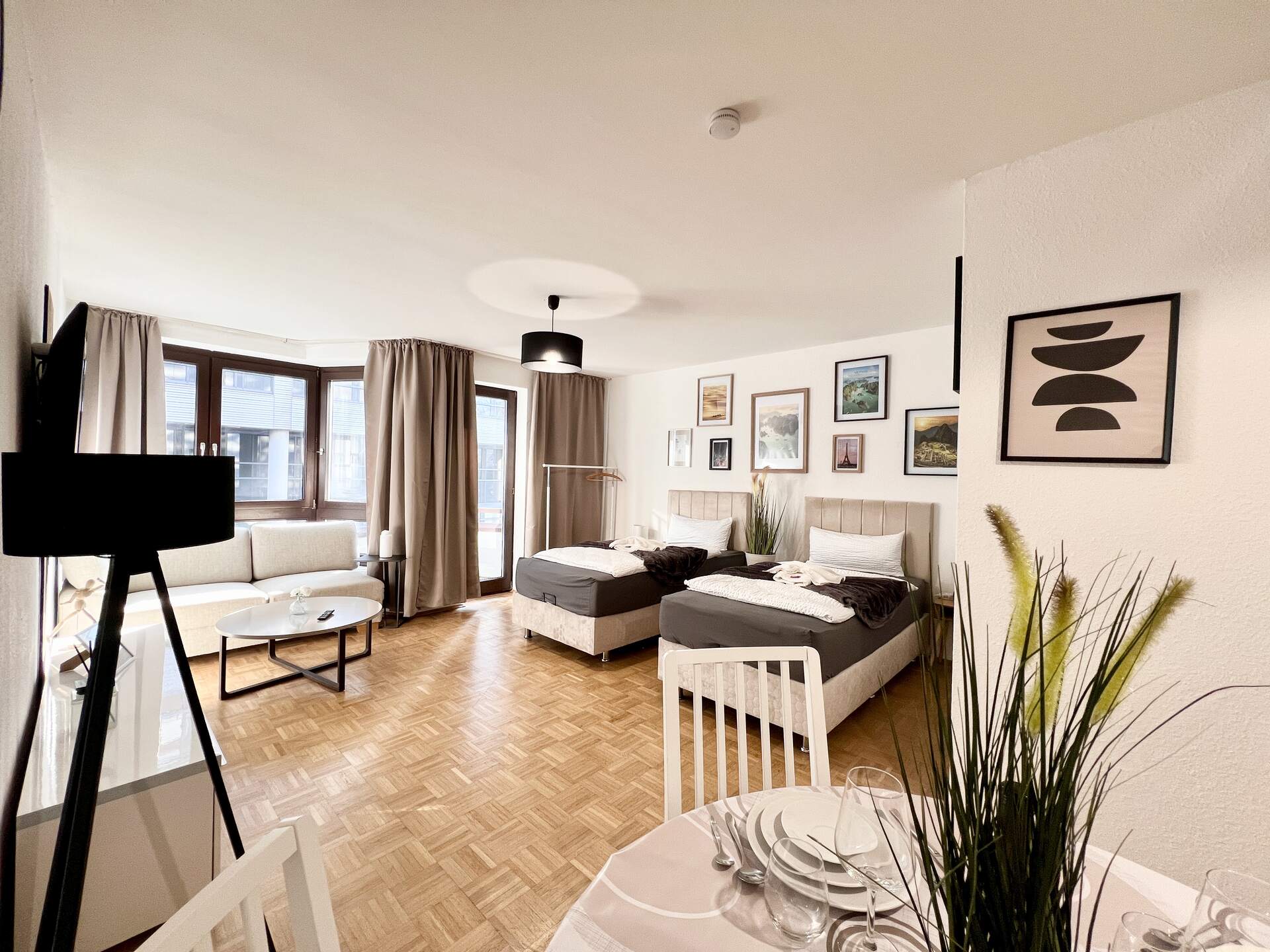 Moderne Ferienwohnung in Essen mit zwei Boxspringbetten, Aufzug und Parkplatz – zentral am Hauptbahnhof, ideal für Familien, Paare und Messebesucher.