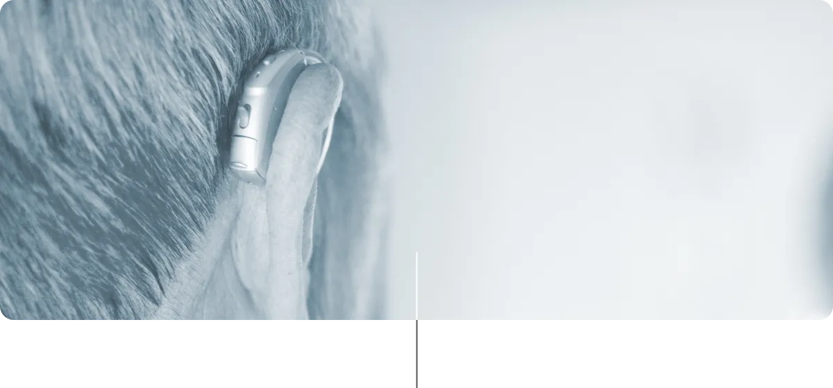 Mann trägt angepasstes Hörgerät aus Solingen von Hörsysteme Zuleger