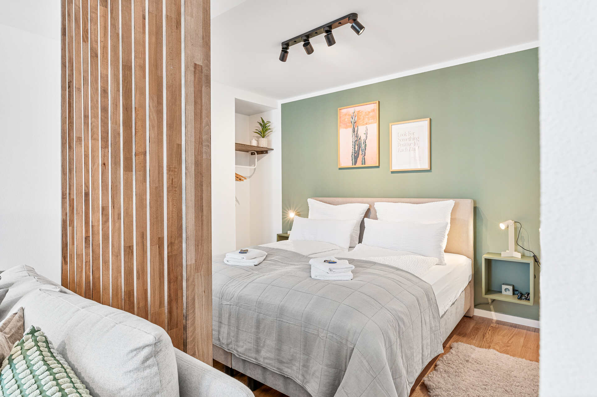 Schlafzimmer mit Holzabtrennung
