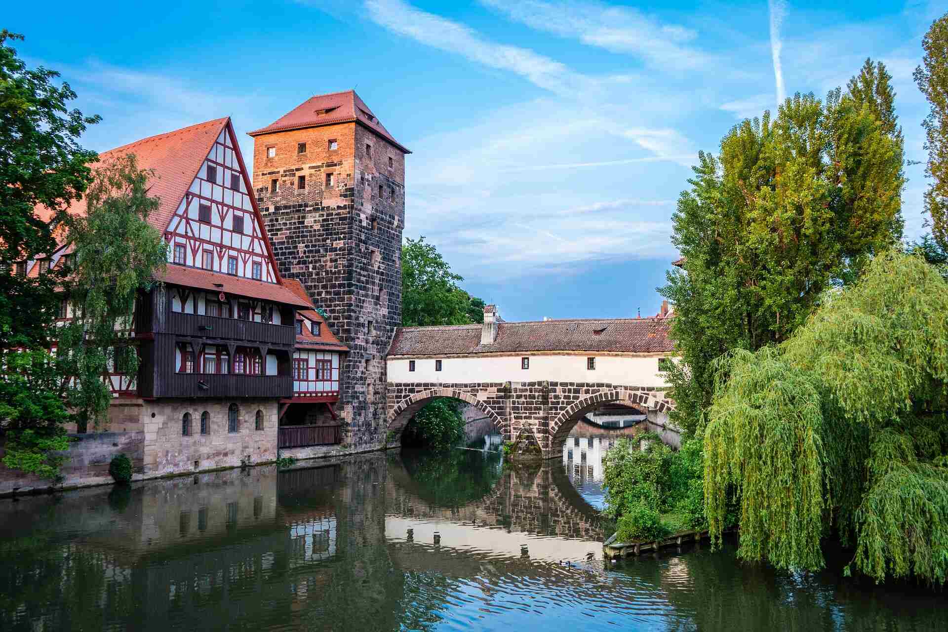 Altstadt von Nürnberg mit einem Fluss und einer historischen Brücke