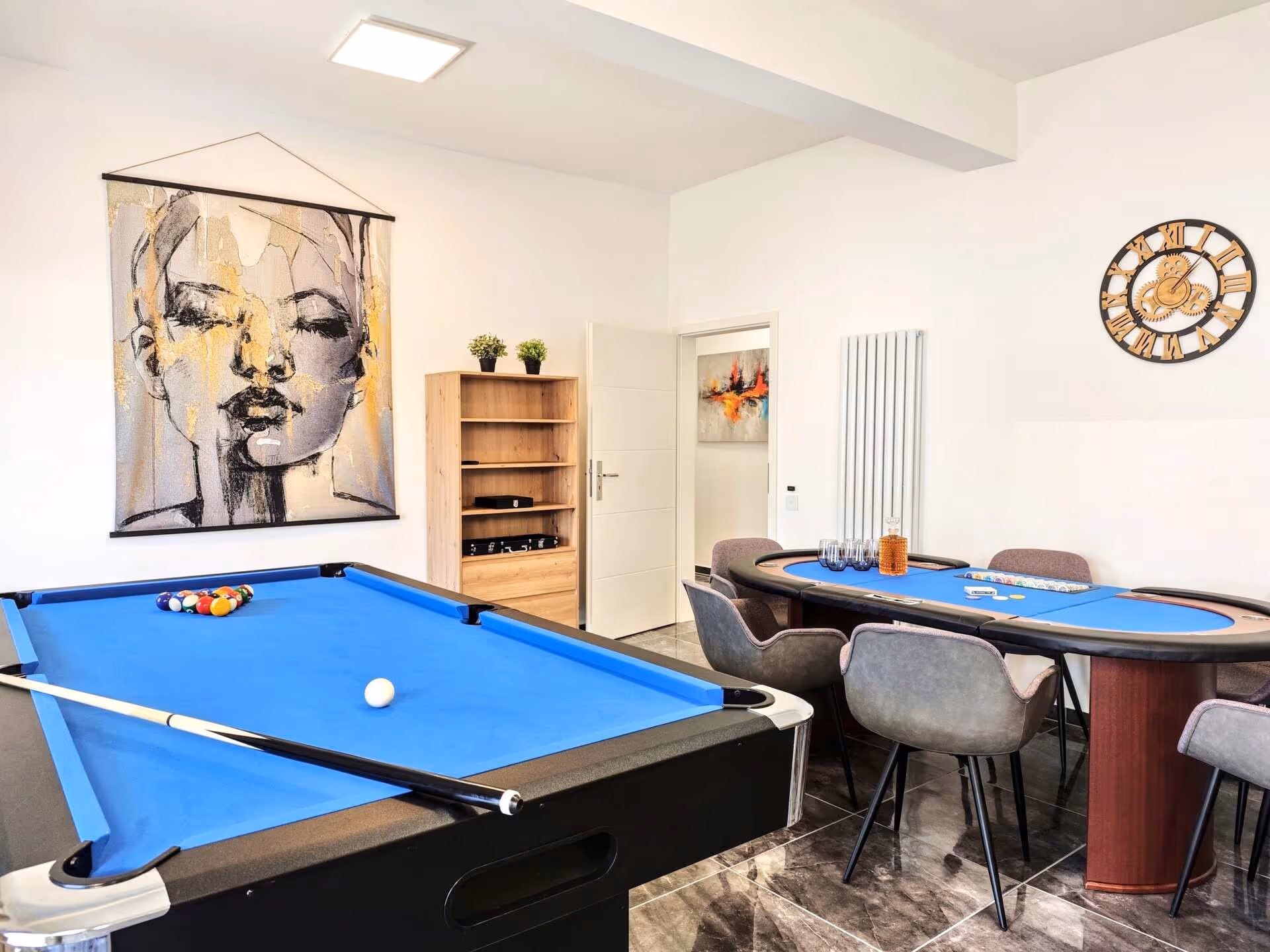 Wohnzimmer mit Billard- & Pokertisch