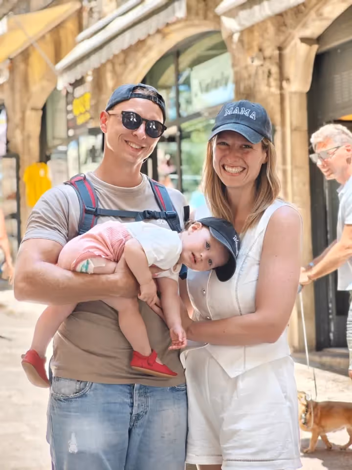 Gastgeber Erich und Jessica von Lucky Moment Apartments am Strand mit Meer im Hintergrund