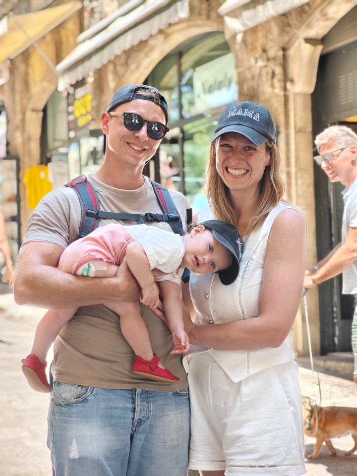 Gastgeber Erich und Jessica von Lucky Moment Apartments am Strand mit Meer im Hintergrund