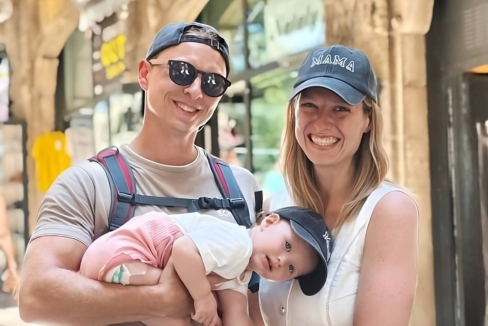 Gastgeber Erich und Jessica von Lucky Moment Apartments am Strand mit Meer im Hintergrund