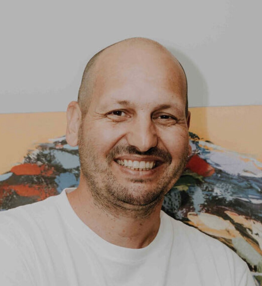 Portrait-Aufnahme von Gastgeber Stephane mit Hemd und Fliege