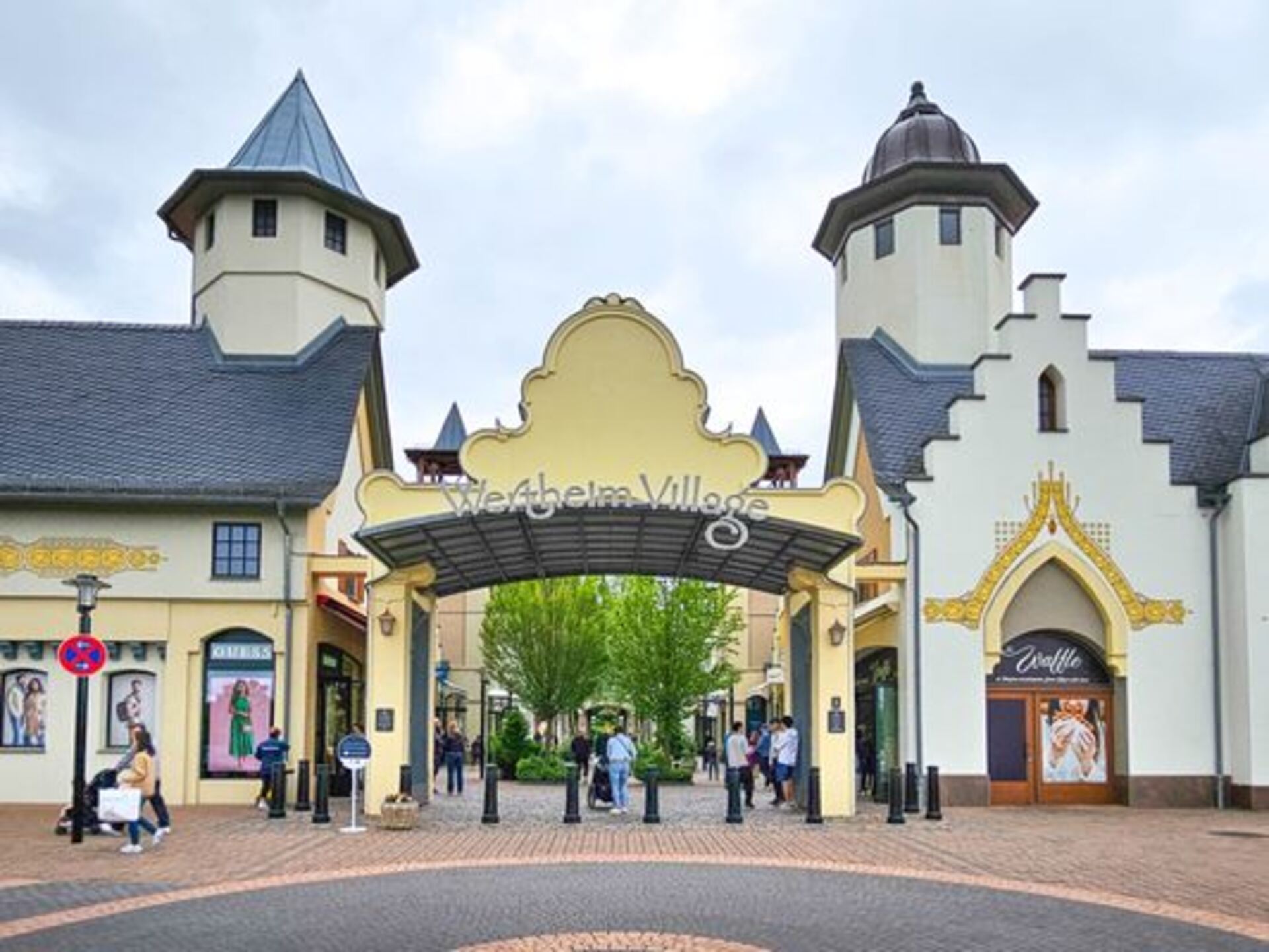 Eingang zum Wertheim Village Outlet