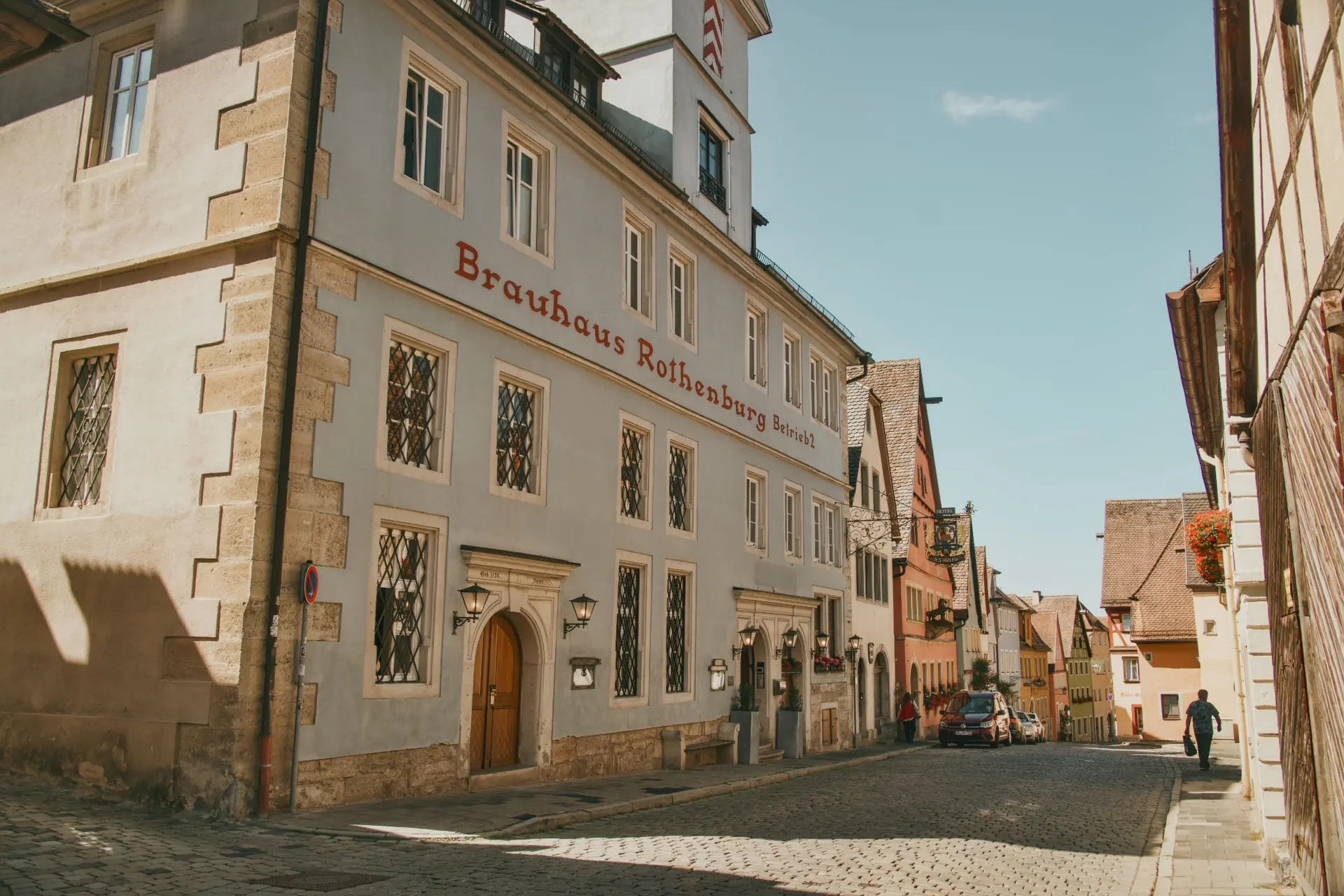 Historische Altstadt von Rothenburg ob der Tauber mit Fachwerkhäusern, Markusturm, Kopfsteinpflaster und Straßencafés