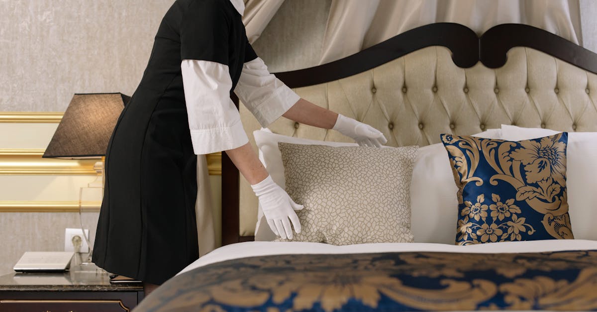 Chambre d'hôtel boutique élégante avec literie soignée à Bayonne