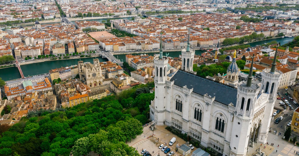 Hôtel Lyon pas cher — Vue aérienne de la basilique Notre-Dame de Fourvière à Lyon