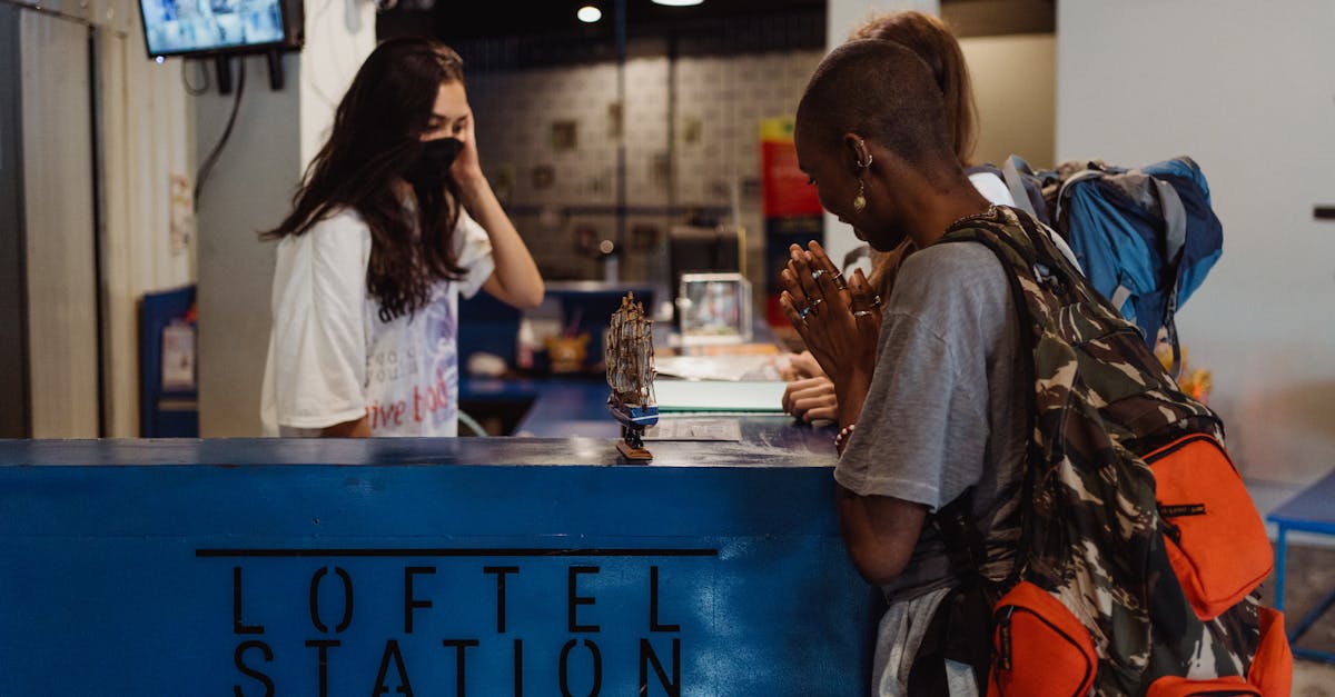 Accueil à la réception d'un hôtel indépendant en France