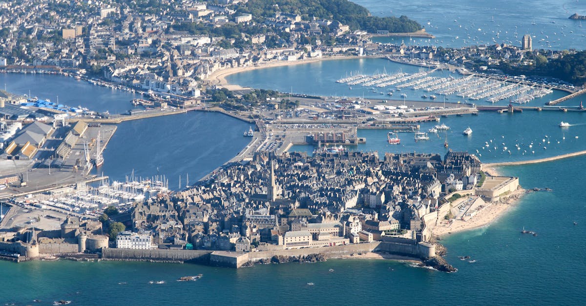 Vue aérienne de la cité fortifiée de Saint-Malo en Bretagne