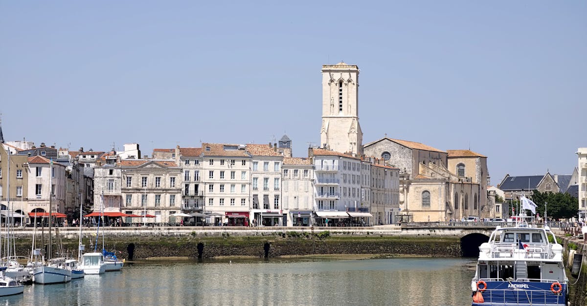 Le vieux port de La Rochelle avec ses tours médiévales et ses bateaux