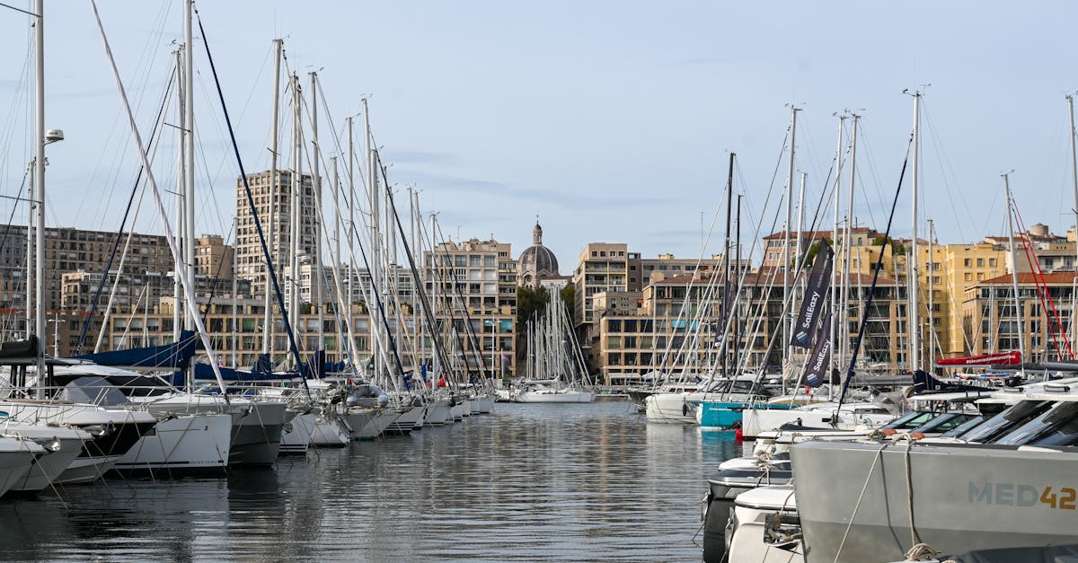 Hôtel Marseille pas cher — Voiliers dans le Vieux-Port de Marseille
