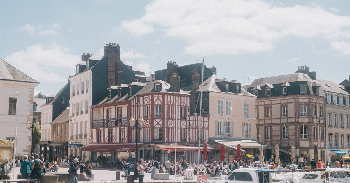 Le charmant port de Honfleur en Normandie par beau temps