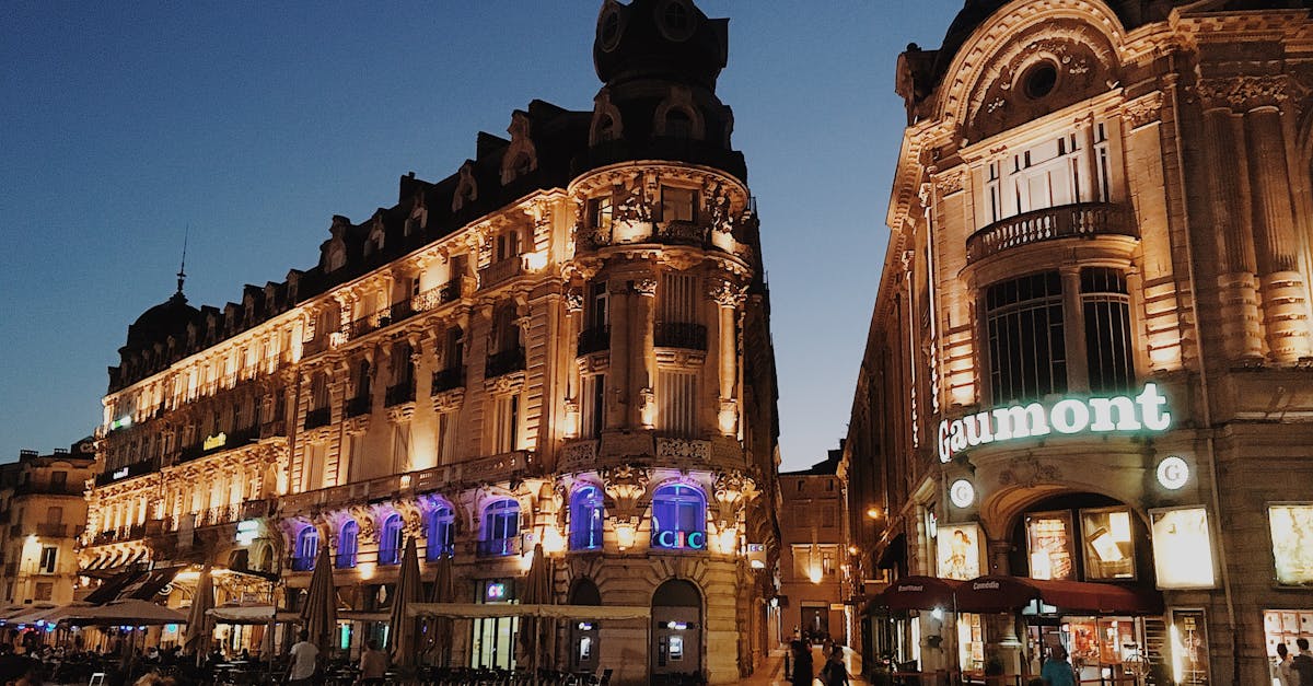 Vue nocturne de Montpellier avec ses bâtiments illuminés au crépuscule