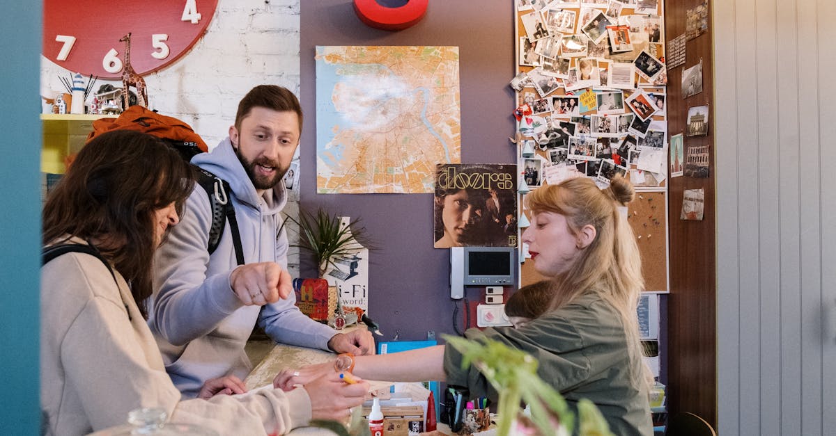 Couple procédant à l'enregistrement à la réception d'un hôtel indépendant