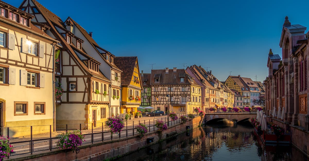 Vue des maisons à colombages et du canal de Colmar au coucher du soleil